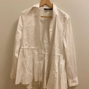 Vit skjorta - Vit skjorta med volang från Zara. Knytning i midjan samt i armarna. Bra skick✨✨