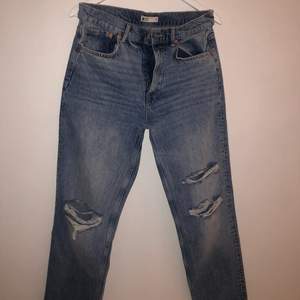 Jeans från Gina Tricot i storlek 38, använda 1 gång då dom har blivit för små för mig så i nyskick! Nypris 599:-, mitt pris 250 + frakt 