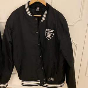 Nfl/ bomberjacka svart - En oversized nfl raiders jacka. Har vart en favorit ett bra tag nu. Väldigt igenkänd jacka (kolla sista bilden)