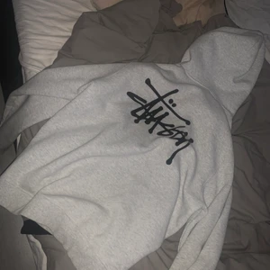Jätte mysig hoddie  - Hoddie med texten stussy, Knappt använd , köpt för 600kr