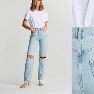 Ljusa jeans från Gina tricot i storlek 32. Något slitna i färgen men annars i bra skick. Nypris 600 kr, mitt pris 150 kr, köparen står för frakt.