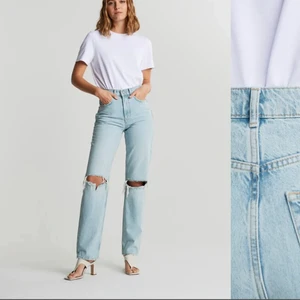 Ljusa jeans med hål från Gina  - Ljusa jeans från Gina tricot i storlek 32. Något slitna i färgen men annars i bra skick. Nypris 600 kr, mitt pris 150 kr, köparen står för frakt.