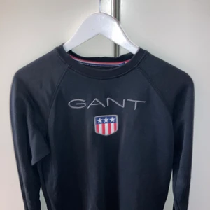 Gant marinblå sweatshirt  - Använd flera gånger men fortfarande i bra skick! 7,5/10