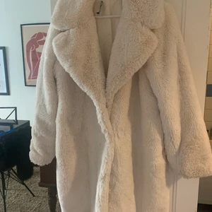 Fake pälsjacka - Mysig vit pälskappa! Är i fint skick utan fläckar, endast en knapp som åkt av som syns på bild 2, men den går att stänga med andra knappen🌸🥳 