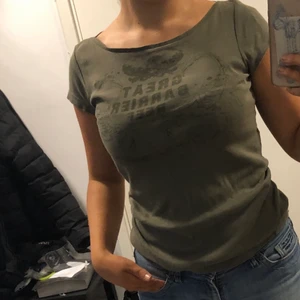 Esprit  - En grön esprit tröja med tryck på 