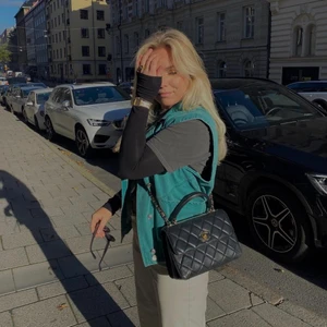 Denim Väst - Turkos  - En snyggt denim väst med axel detaljer, turkostvättad. Storlek S/M, kan skicka eller mötas i Sthlm/norrort. (Köpare står för frakt) 