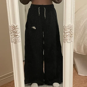 Nike mjukisbyxor - Utsvängda mjukisbyxor från nike. Använda fåtal gånger. Köpta för 500 kr. Köparen står för frakt på 66 kr. 