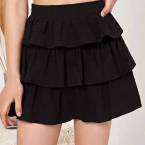 SHEIN Dragkedja Slätt Enkel Kjol - Väldigt fin kjol sitter perfekt! Använder dock inte längre…eftersom jag växt ut den!