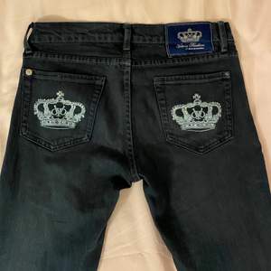 coola trendiga victoria beckham bootcut jeans. 10kr mellan varje bud. midja: 28tum. innerbenslängd: 80cm