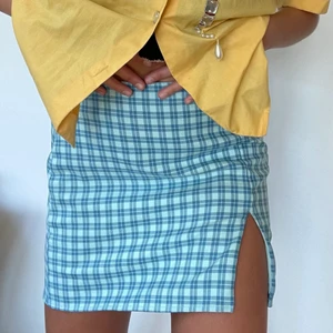 Blue miniskirt - Så söt rutig 90s inspiration kjol💙 med flattering slit. Nyskick! Endast använd fåtal gånger 