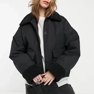 Jacka från & Other Stories  - Min älskade jacka som är så snygg!!!😍😍😍 Säljer pga jag har för många jackor. Denna kan användas till allt och är jättepraktiskt och varm dessutom eftersom att den är fodrad. Nypris är 1450, mitt pris är 700kr. Storleken är XS,  men den är väldigt stor i storleken och därför skulle jag säga att den är snarare S och passar M också. Slutsåld på hemsidan!!!!!!!!