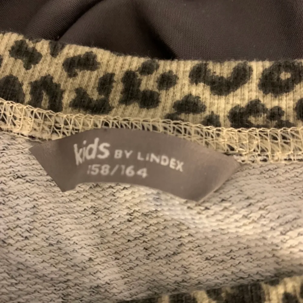 Säljer min gamla tröja från Lindex, stl 158/164! Bra skick. Kan mötas upp i Huddinge eller i närheten, annars står köparen för frakt vilket brukar ligga på mellan 50-70kr🤎. Skjortor.