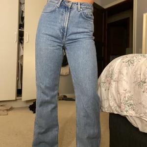 Weekday ROW jeans - weekday rowe jeans i storlek 27/32. ljusblå färg