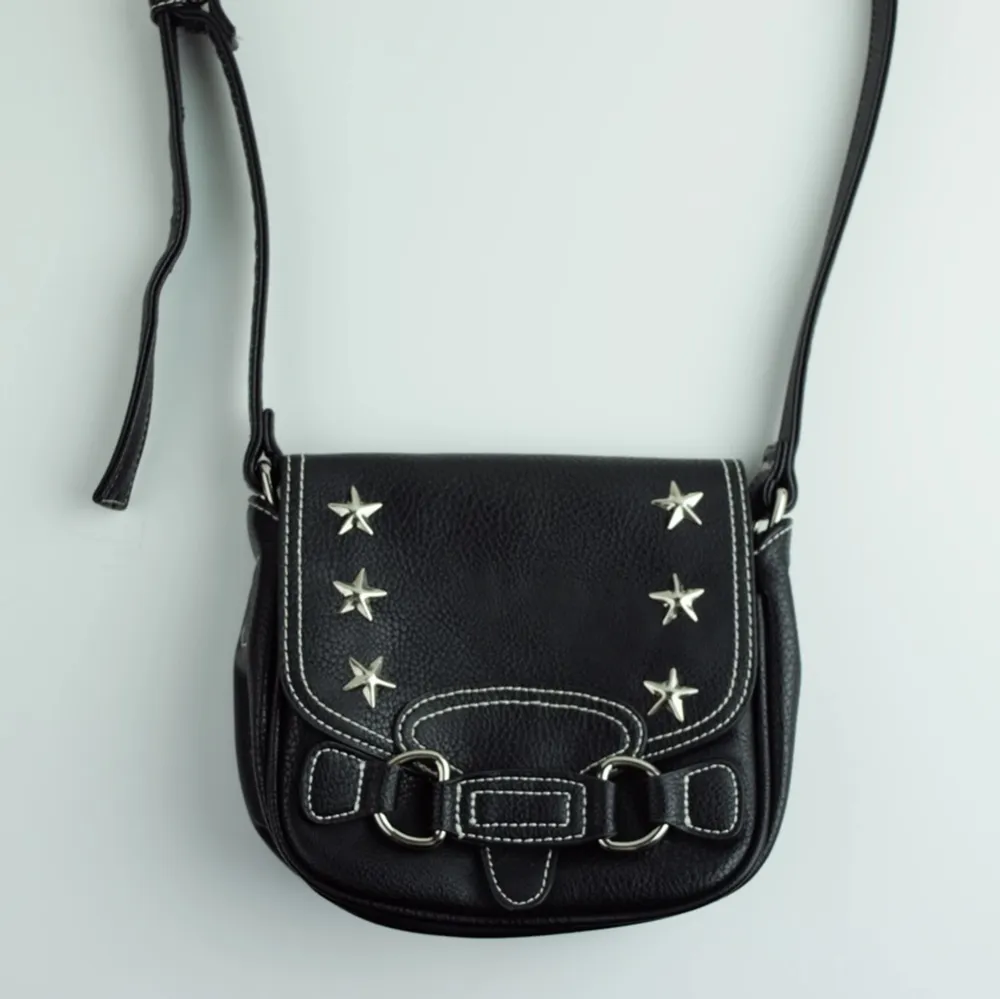 Liten svart väska med justerbar axelrem. 3 stjärnnitar som symboliserar orions bälte, därav namnet. 220kr + frakt. Vid flera intresserade blir det budgivning.. Väskor.