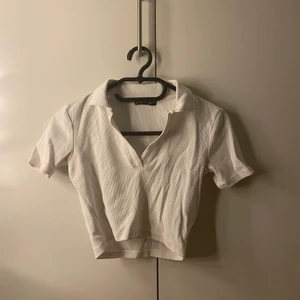 Tröja  - Har rensat min garderob och behöver göra mig bort med kläder. Säljer inte under 35kr och frakt ingår inte🚚📦 du får bestämma priset på plagget själv💕