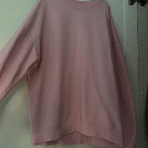 Sweatshirt  - Säljer nu denn sora sweatshirten med svart tryck I bak hör av dej vid frågor eller annat ❤️