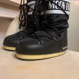Säljer nu mina moon boots som jag har haft en vinter så de är i bra skick, köpta från Zalando för 1500kr. Hör av er om ni har frågor eller om ni är intresserade, kan även byta mot något annat om de skulle vara så. Går o köpa direkt för 800