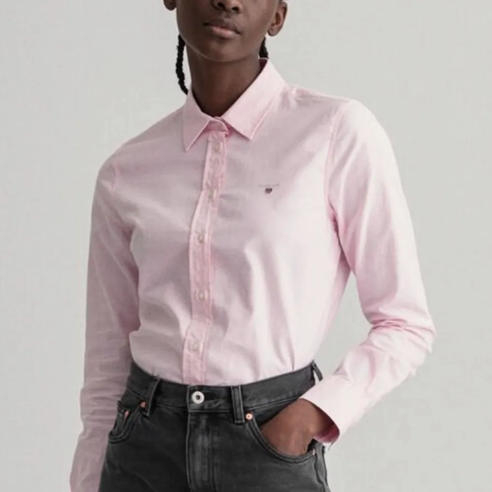 Gant skjorta rosa köpt för 1000kr för ca 1 år sen  inte kommit till användning, Tvättas och strykt innan postning, kontakta mig för mer bilder, frågor eller intresse😊. Blusar.