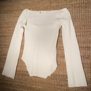 Off shoulder tröja - Fint stickad off-shoulder tröja som endast är använd ett par gånger. Tyget är mjukt och stretchigr, utan sömnar. 