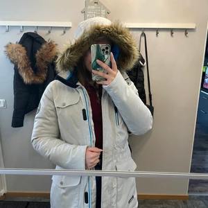 Vinterjacka  - Säljer en vinterjacka i storlek 38 märke McKinley. Mycket varm och skön jacka. Jackan har ljusgrå färg. Knappt använd , skick som ny. 