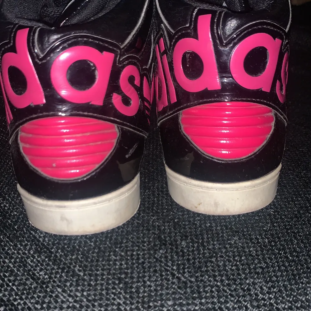 Vintage Adidas 1980s Sneakers. Us Womens size 5. Black and pink. Hi top.. Skor.