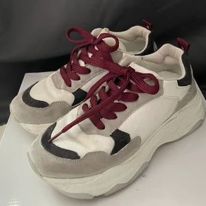 NA-KD sneakers storlek: 38 - Använda ett par gånger under en sommar men är väl behållna, en liten puts på platån så är dem som nya igen!! Passar 38/ 38,5 eftersom den har lite bredare passform!