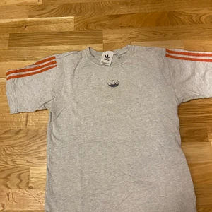 Adidas T-shirt - Adidas T-shirt i storlek XS, men fungerar även för någon med storlek S. 😊✨