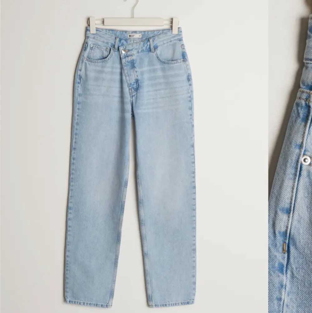 Skitfina blåa 90s wrap jeans från GinaTricot💙 Dem är i storlek 32 men passar mer 34 kanske till och med 36. Använda ett fåtal gånger och säljer pågrund av förstora på mig💗 säljer för 350kr+frakt 66kr, skriv för fler frågor💗. Jeans & Byxor.