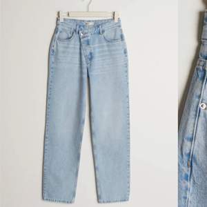 Skitfina blåa 90s wrap jeans från GinaTricot💙 Dem är i storlek 32 men passar mer 34 kanske till och med 36. Använda ett fåtal gånger och säljer pågrund av förstora på mig💗 säljer för 350kr+frakt 66kr, skriv för fler frågor💗