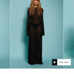 Deep black maxi dress  - !ALLA SOM HAR INTRESSE SKRIV TILL MIG! Har denna klänning i XS men den är för liten för mig, använd dock en gång så ingen lapp kvar men är fortfarande i nyskick 