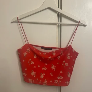 Topp från Nelly strl S - Jättefin Röd blommig topp från Nelly, storlek S jätteskön. Knappt använd men kommer inte till användning. 