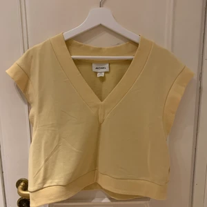 Monki väst - Jättefin väst från monki i storlek xxs men väldigt stor u storleken, passar mig som brukar ha s. Nästan helt oanvänd.