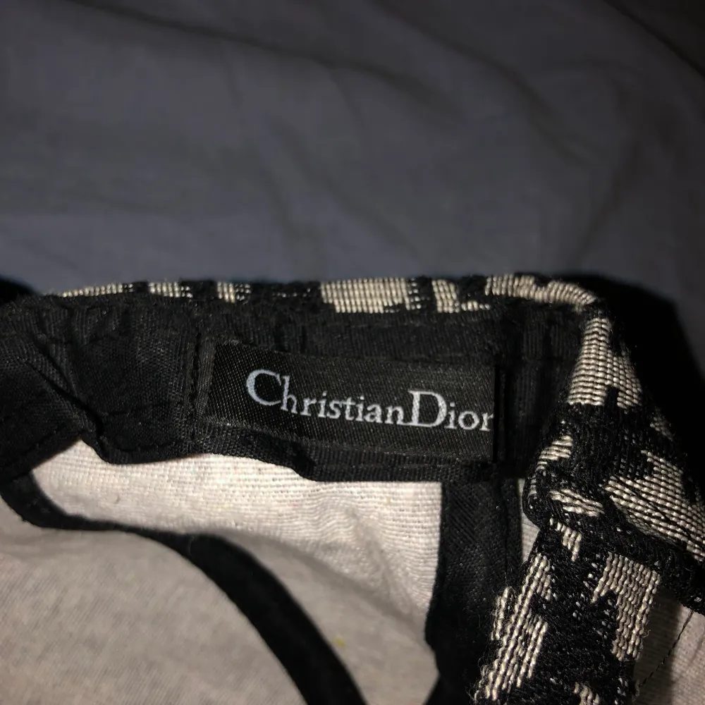 Christian Dior keps, säljer den jätte billigt!                  oanvänd!. Accessoarer.