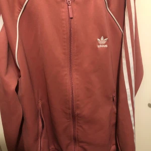 Adidaskofta - Jag säljer den här koftan för att jag inte har någon använding av den längre, den här på hyfsat bra gick och har inga fläckar