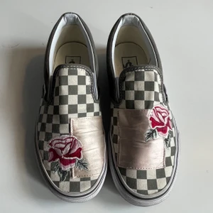 Vans slip on - Säljer ett par Vans slipp on som inte kommit till användning så värst mycket, skorna har ett häftigt motiv med broderade blommor, storlek 39, hör av dig om du är intresserad🤍🤍
