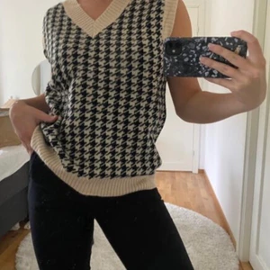 Stickad väst - Stickad väst från shein, lånad bild❤️ storlek S och sitter snyggt oversize på mig som är xs. Skriv för egna bilder 😘 Oanvänd !