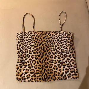 Ett leopard linne från ginatricot 