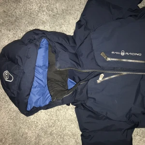 Sail racing patrol down 164-170 - Jag har tyvärr växt ur jackan, jag han ej använda den så mycket. Den är väldigt bra skick 8,5/10