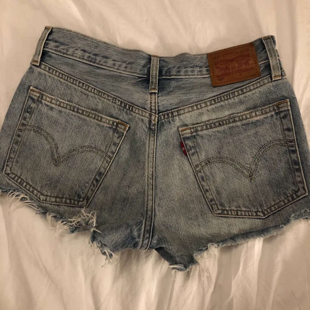 Levi’s 501 shorts i en ljusblå färg som är sliten i tvätten. Sparsamt använda 🤍. Shorts.