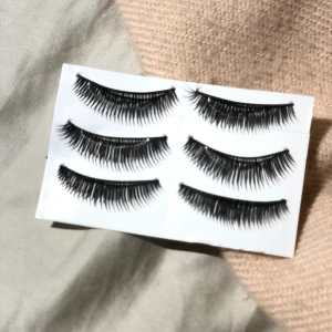 3 par lösögonfransar - 20kr/par lösögonfransar i fin form, väldigt snygga!!! Passar inte mina ögon! Köparen står för frakt 📩              