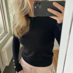 Svart tröja - Långärmad svart tröja från Zara med guld detaljer, bra skick!☺️