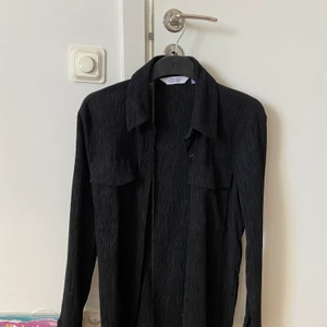 & OTHER STORIES BLUS - Superfin blus köpt på & Other Stories! Svart med band i ryggen som går att knyta efter önskad passform, nästan aldrig använd, köpt 2020, ser lite genomskinlig ut på bild men det är den inte i vanligt ljus som kan ses på första bilden! 