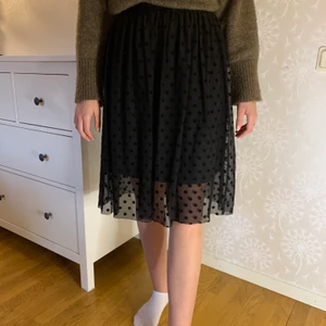 Prickig kjol - Prickig kjol ifrån Vero Moda. Använd ett fåtal gånger och säljs på grund av att den är lite tajt på mig. Superfin och perfekt till sommaren. 120kr exklusive frakt & vid flera intresserade sker budgivning ❣️