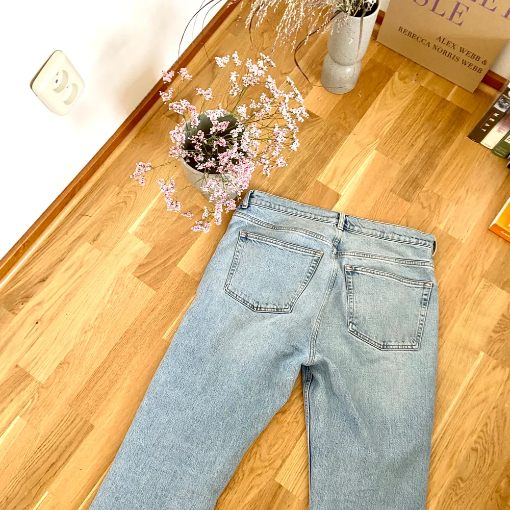 Ljus-blå bootcut jeans från & Other Stories, stl 31/30, fint skick endast använda enstaka gånger, köpta 2020. . Jeans & Byxor.