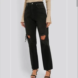 Svarta jeans NA-KD - Säljer dessa sjukt snygga jeans från NA-KD då de är för små för mig. Storlek 36 men är små i midjan så liknar storlek 34.  Oanvända med prislapp kvar! Nypris 499. Mitt pris - 300 ink frakt💗 