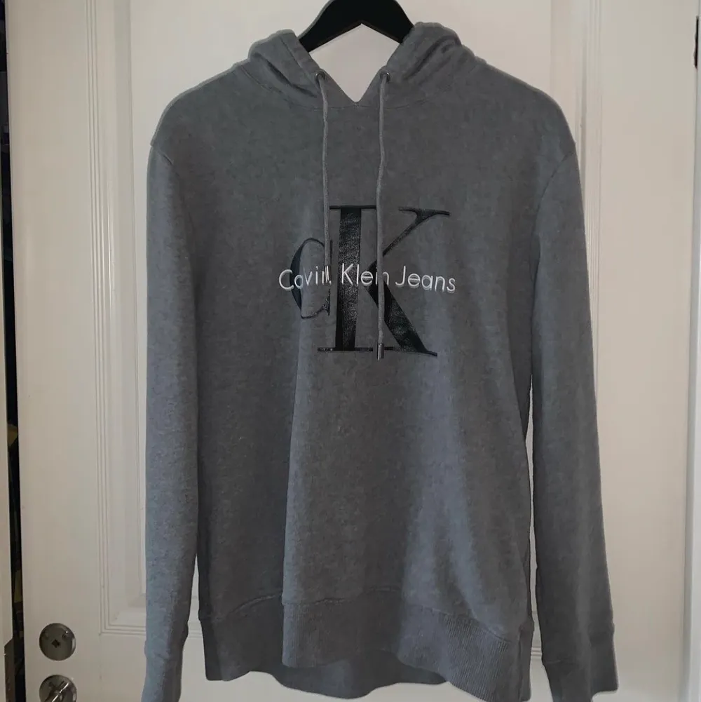 Säljer min Calvin Klein hoodie då den aldrig används, storlek M. Har inte använt den så speciellt mycket så den är i bra skick! Säljer för 100kr eller högsta bud 🥰. Hoodies.