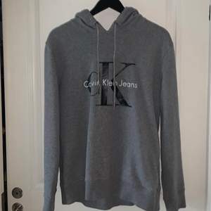 Säljer min Calvin Klein hoodie då den aldrig används, storlek M. Har inte använt den så speciellt mycket så den är i bra skick! Säljer för 100kr eller högsta bud 🥰
