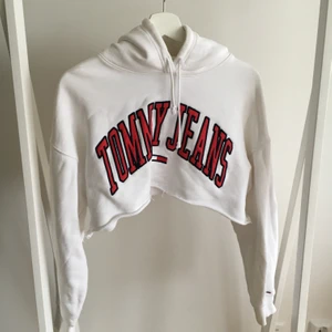  Cropped Hilfiger Hoodie - Croppad Tommy Hilfiger hoodie storlek large och köpt av Lisa Anckarman. Tröjan är i fint skick och säljs då den inte används. Tröjan är liten i storleken så skulle passa small-medium för en oversize känsla. Köparen står för frakt.