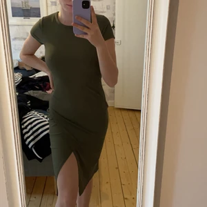 Grön klänning - Säljer denna gröna klänning med slits från bikbok. Använt sparsamt. Storlek s