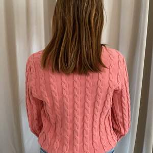 En jätte fin rosa stickad gant tröja , jag har bara testat den och säljer för att jag inte tycker att jag själv passar i den :) Köparen står för frakt